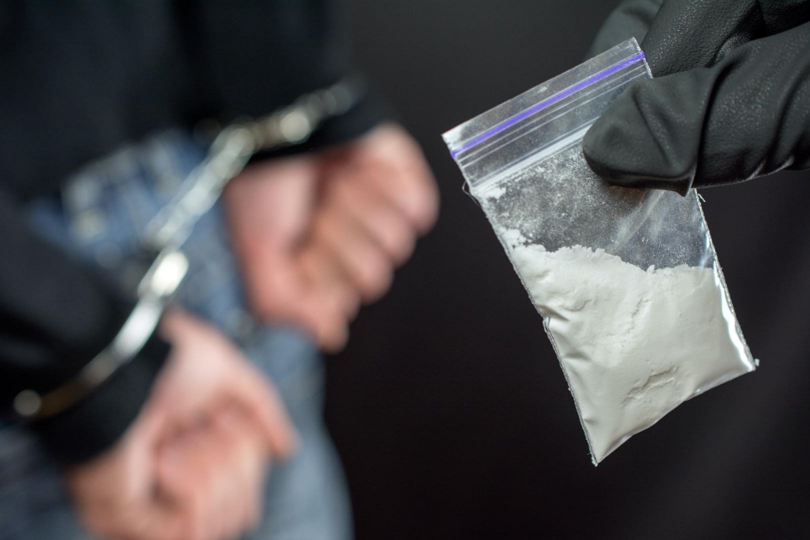 В Яковлевском городском округе полицейские задержали подозреваемого в незаконном хранении наркотиков.