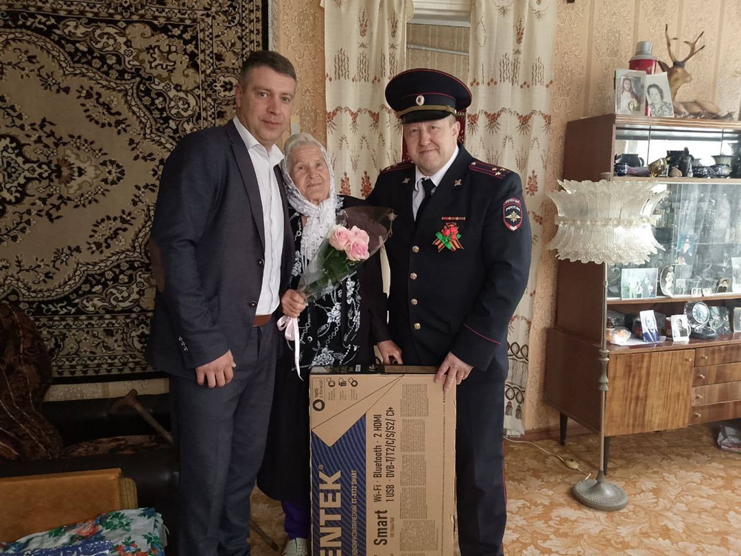 Яковлевские полицейские поздравили вдову ветерана Великой Отечественной войны и органов внутренних дел с наступающим праздником.