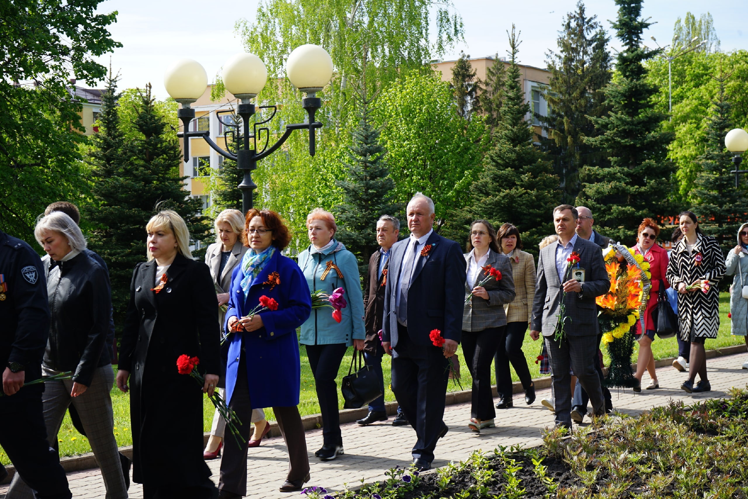 Сегодня в 78-ую годовщину Победы в Великой Отечественной войне состоялось торжественное возложение цветов к братской могиле на центральной площади города Строитель.