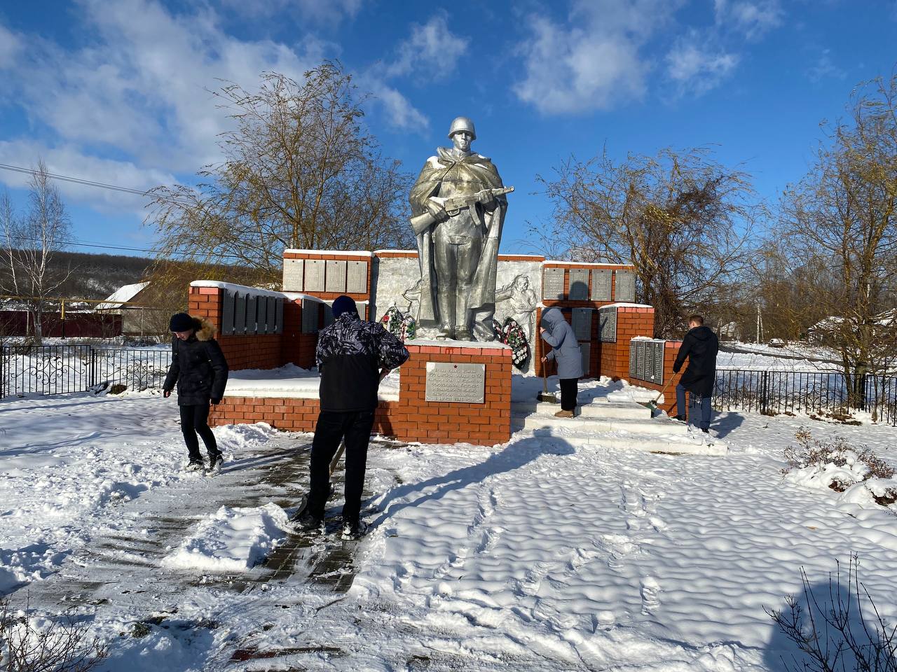 Волонтеры Кустовской школы на уборке памятника в с. Кустовое.