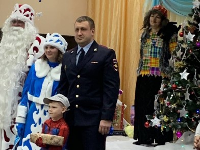 Полицейские исполнили новогодние желания маленьких жителей Яковлевского городского округа..
