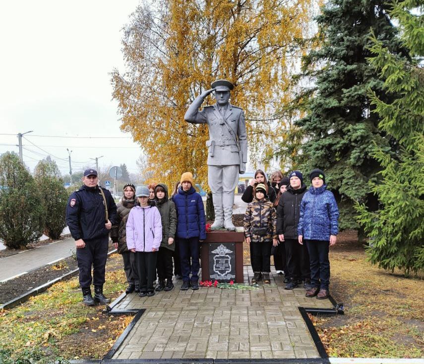 Память о героях: кадеты Гостищевской школы почтили память погибших при исполнении служебных обязанностей.