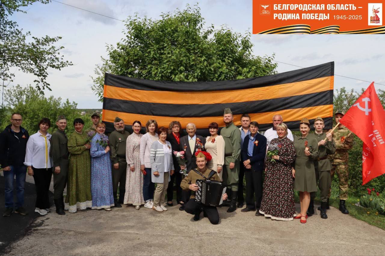 В честь 80-летия Великой Победы, 9 мая, творческие бригады центра культурного развития «Звёздный» поздравили участников Великой Отечественной войны.