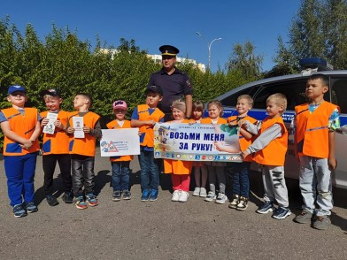 В Яковлевском городском округе маленькие помощники автоинспекторов напомнили водителям о детской дорожной безопасности.