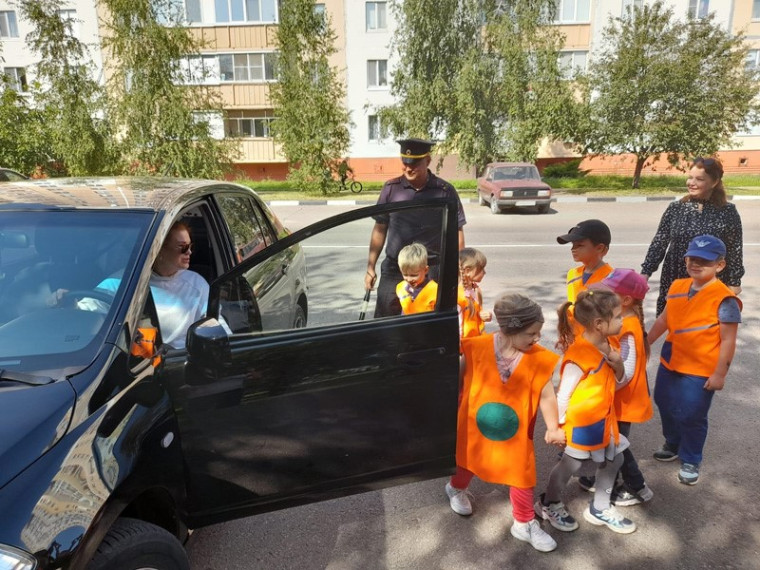 В Яковлевском городском округе маленькие помощники автоинспекторов напомнили водителям о детской дорожной безопасности.