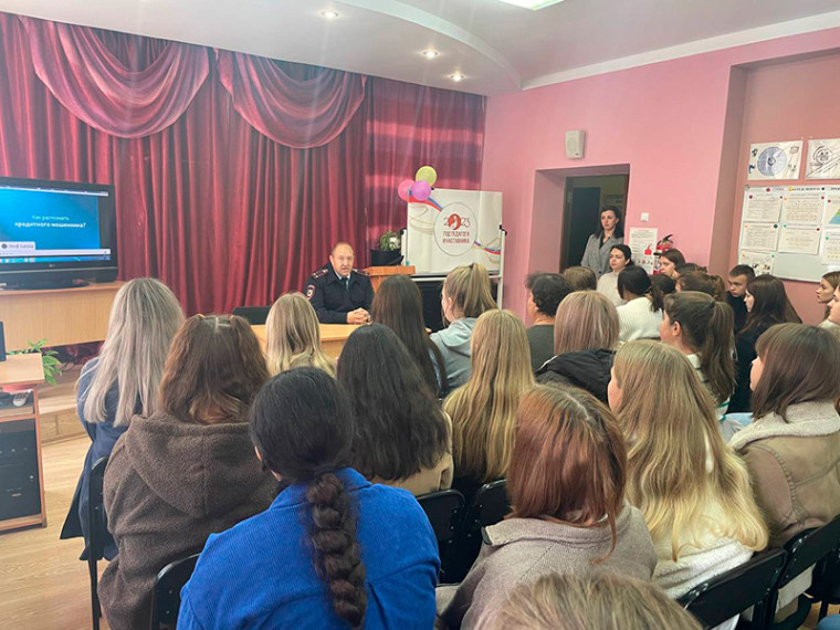 Сотрудники полиции провели беседы по профилактике мошенничества в образовательных учреждениях Яковлевского городского округа.