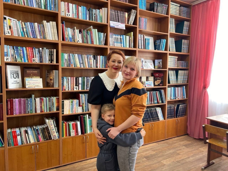 Наталия Полуянова посетила мастерскую по плетению маскировочных сетей и встретилась с семьями участников СВО.