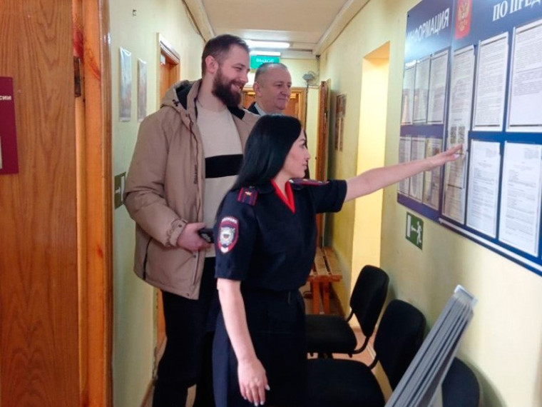 Председатель Общественного совета при ОМВД России по Яковлевскому городскому округу ознакомился с работой по оказанию госуслуг гражданам.