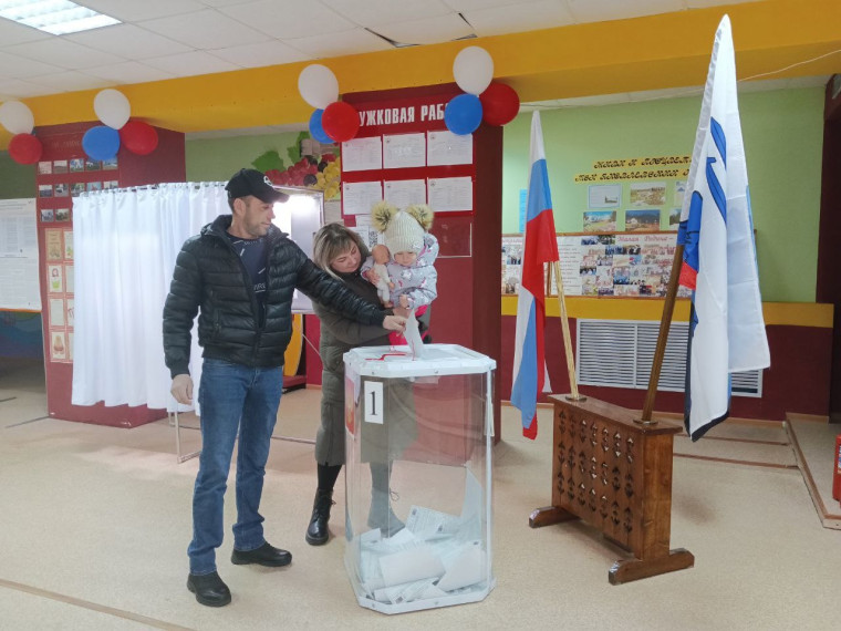 На избирательные участки Яковлевского городского округа приходят проголосовать целыми семьями.