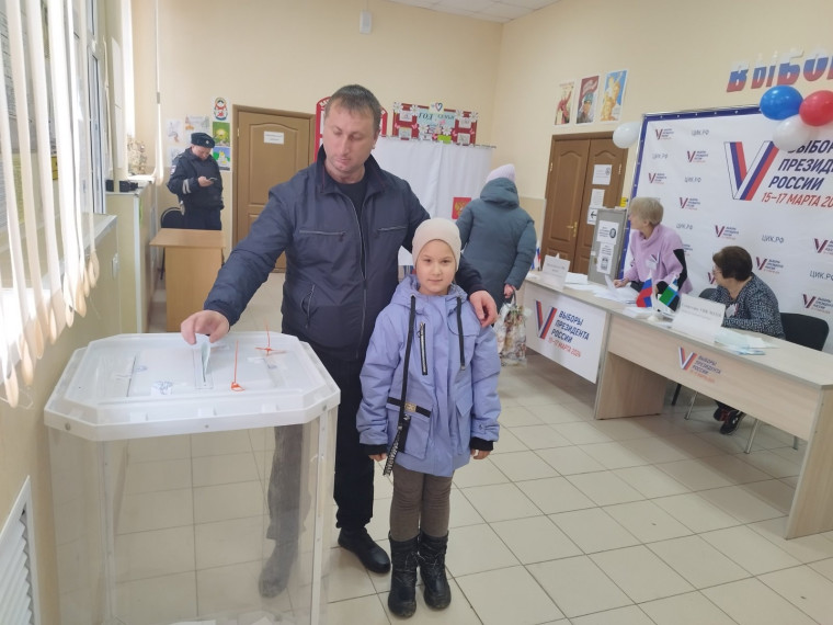 На избирательные участки Яковлевского городского округа приходят проголосовать целыми семьями.