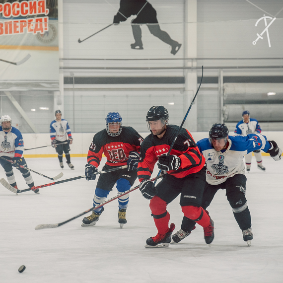 В Яковлевском городском округе прошёл открытый турнир по хоккею с шайбой среди любительских команд на Кубок главы администрации Яковлевского городского округа.